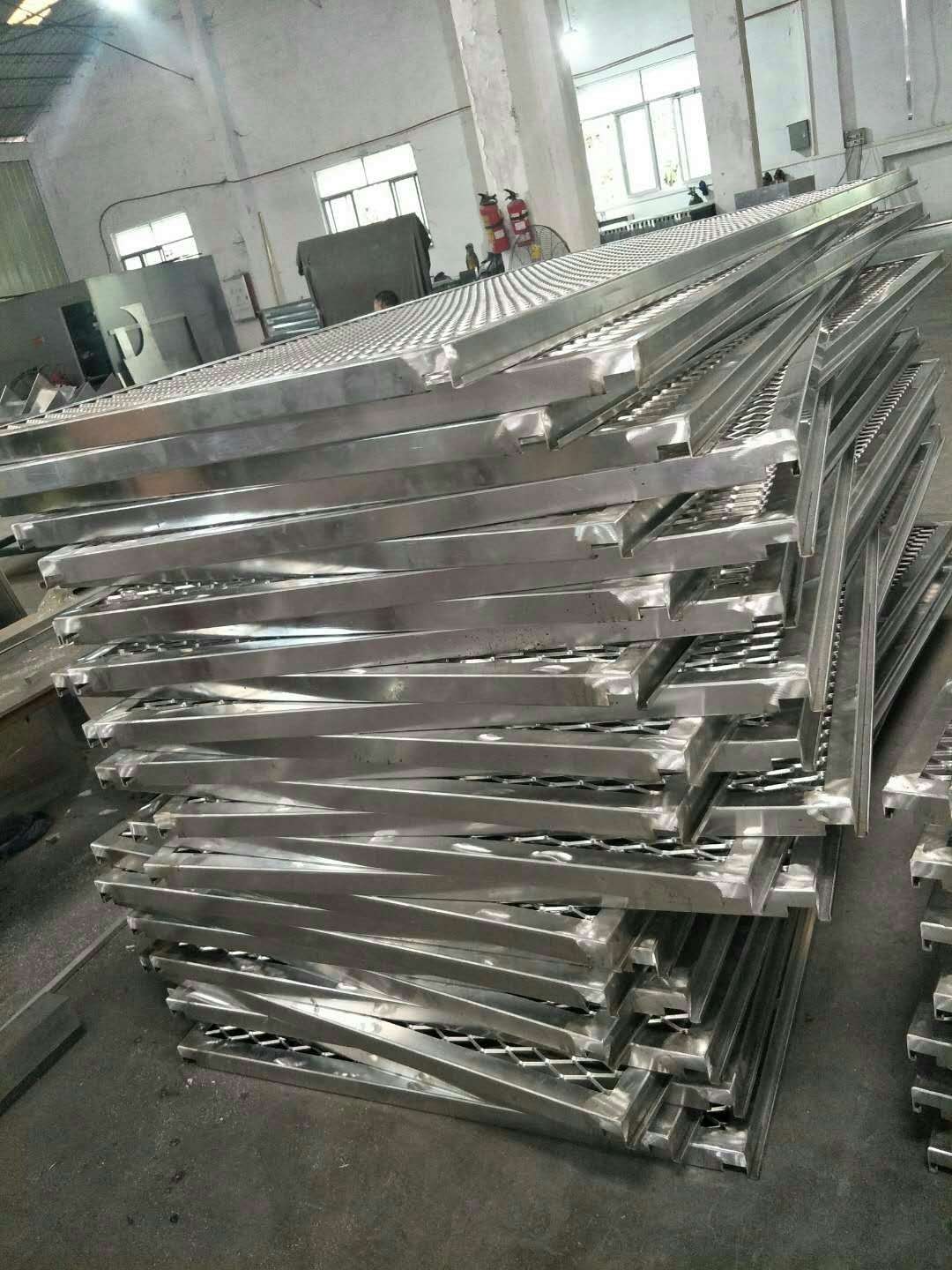 吉林網(wǎng)格天花廠家 氟碳拉網(wǎng)鋁板 拉網(wǎng)鋁板天花 拉網(wǎng)鋁板生產(chǎn)廠家