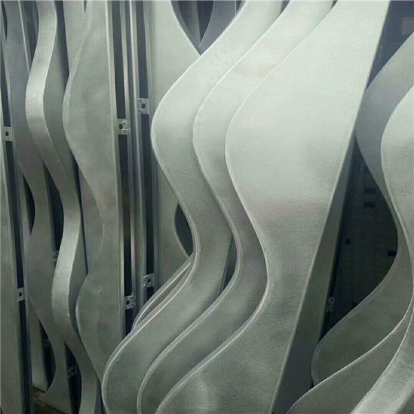 廣東金騰達(dá)異形鋁單板廠2.5白色波浪形鋁單板商業(yè)街外墻弧形鋁單板