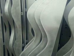 廣東金騰達異形鋁單板廠2.5白色波浪形鋁單板商業街外墻弧形鋁單板