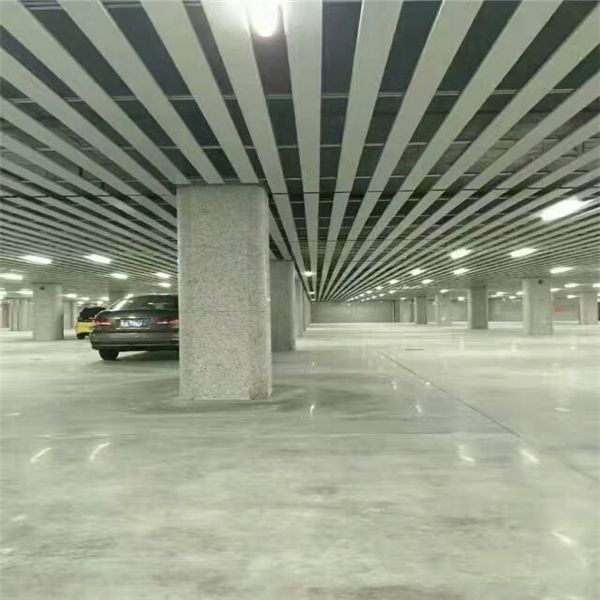 海南海口棕櫚廣場停車場白色u形方通 (3)