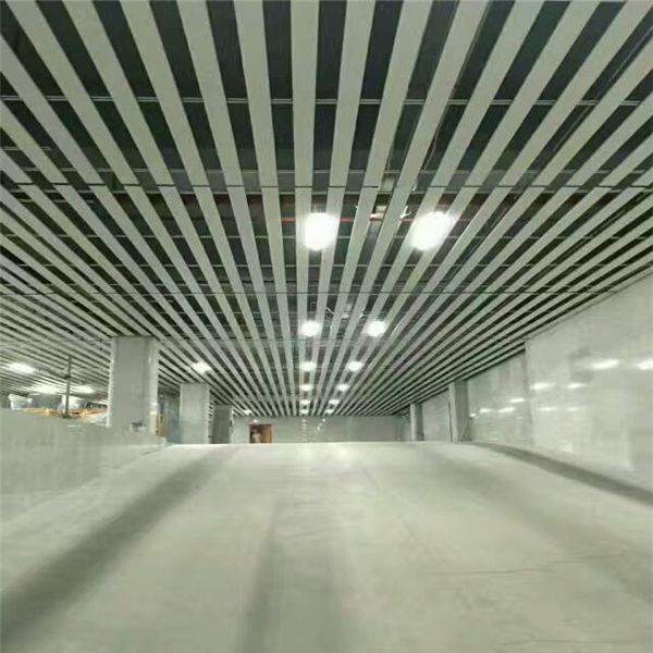 海南海口棕櫚廣場停車場白色u形方通 (4)