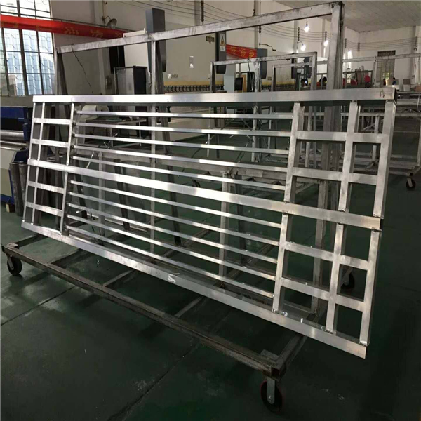 山東鋁合金窗花廠家 鋁合金仿古木紋窗花 老商業街改造 鋁方管焊接鋁窗花