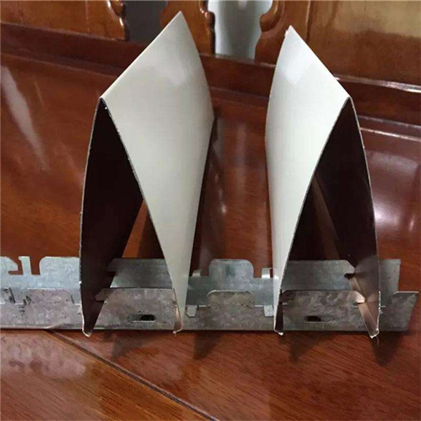 海南子彈頭鋁掛片 烤漆子彈頭鋁掛片天花 v形鋁掛片低價批發