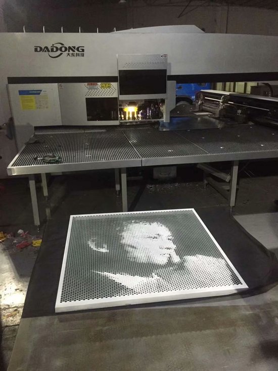 沖孔鋁板上機(jī)做貨