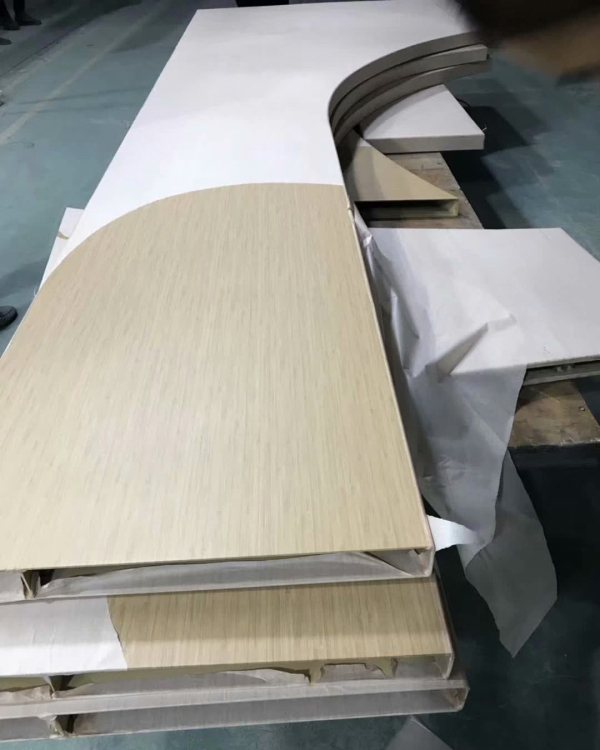 弧形鋁單板做熱轉(zhuǎn)印木紋