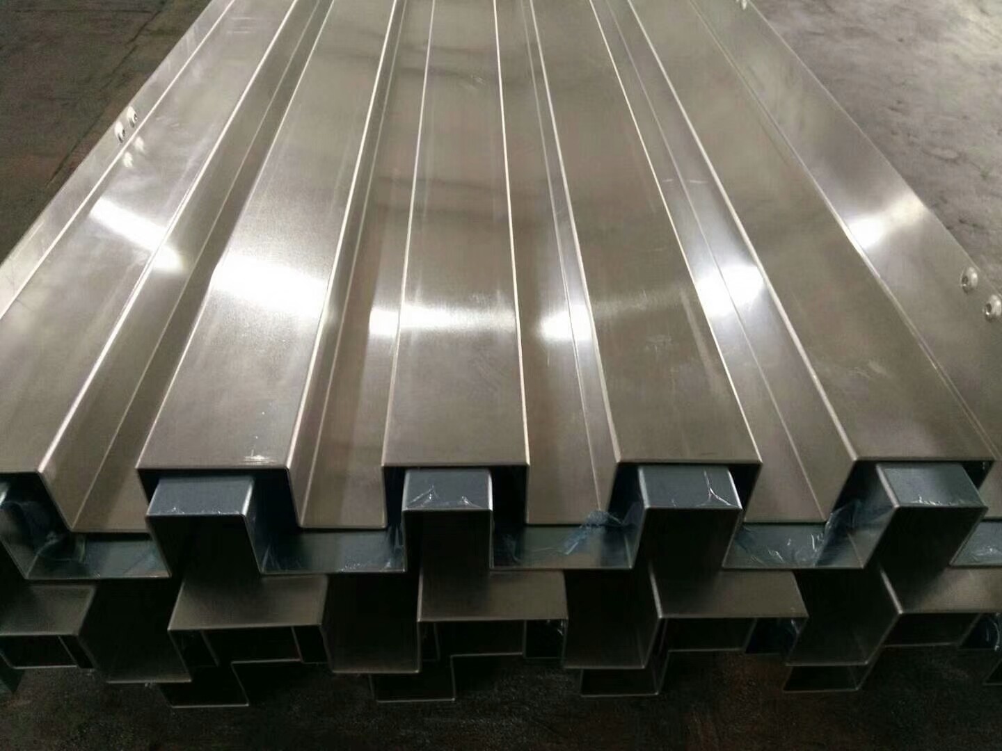 湖南長城鋁單板廠家 外墻裝飾鋁長城板 凹凸型木紋鋁板 連續折彎鋁單板